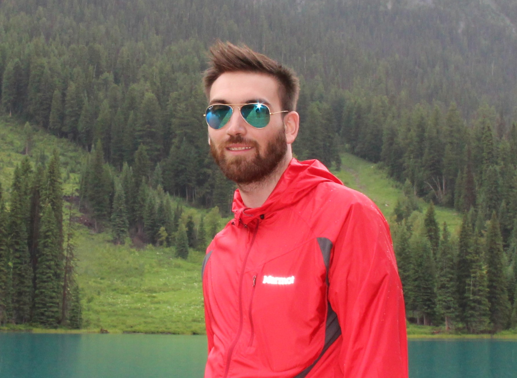 Nil Ortiz smiling in a mountain landscape